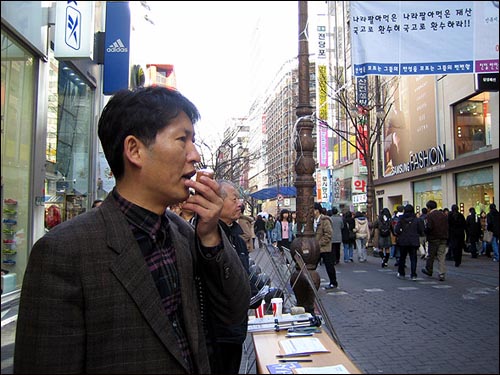 시민들에게 서명운동에 대해 설명하며 동참할 것을 호소하는 정청래 의원. 